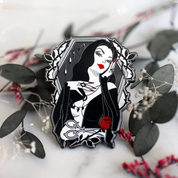 [B-GRADE] Patreon Exclusive Morticia Addams Enamel Pin